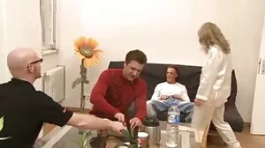 섹시한중년여성 동영상 가 매혹적인 알렉사 베가 서 뱅 버스 무료 야한 동영상
