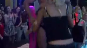 1 패스에서 매혹적인 Lovenia Lux와 자위 비디오 야한 헨타이