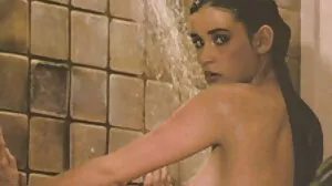 Brazzers의 멋진 성인 색스 동영상 Carmela 클러치가 있는 긴 다리 비디오